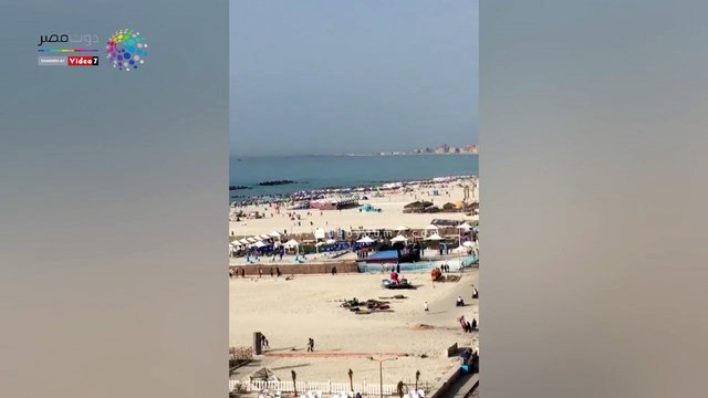 رغم قرار غلق شاطئ النخيل.. شاهد لحظة إنقاذ أحد المصطافين من الغرق