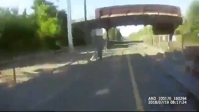 Un policier sauve un homme sourd qui marche sur la voie ferrée sans se rendre compte qu'un train arrive