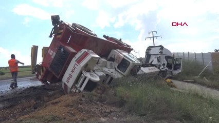 Edirne Vinç Yüklü Tır Devrildi, Türkiye'yi Yunanistan'a Bağlayan Yol Kapandı
