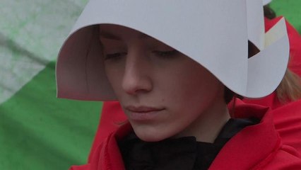 Protesta en Argentina a favor del aborto inspirada en ‘El cuento de la criada'