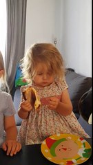Manger une part de pizza ? Cette fillette n'y arrive pas !! Ça lui échappe à chaque fois !
