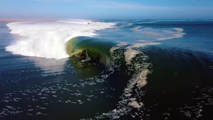 Il surfe dans 8 tonneaux en 1 vague d'1km de long en namibie !