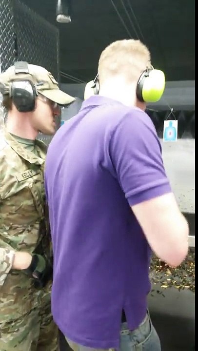 Stand de tir : la mitrailleuse s'emballe seule !!