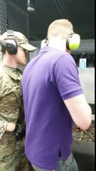 Stand de tir : la mitrailleuse s'emballe seule !!