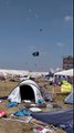 Camping emporté par une tornade : tentes, sac de couchages, tables..