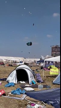 Camping emporté par une tornade : tentes, sac de couchages, tables..