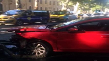 Beşiktaş'ta 2 otomobil kafa kafaya çarpıştı:2 yaralı