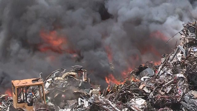 Un incendio en Dos Hermanas (Sevilla) origina una gran columna de humo