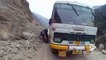 Quand tu croises un bus sur une route dans l'Himalaya...