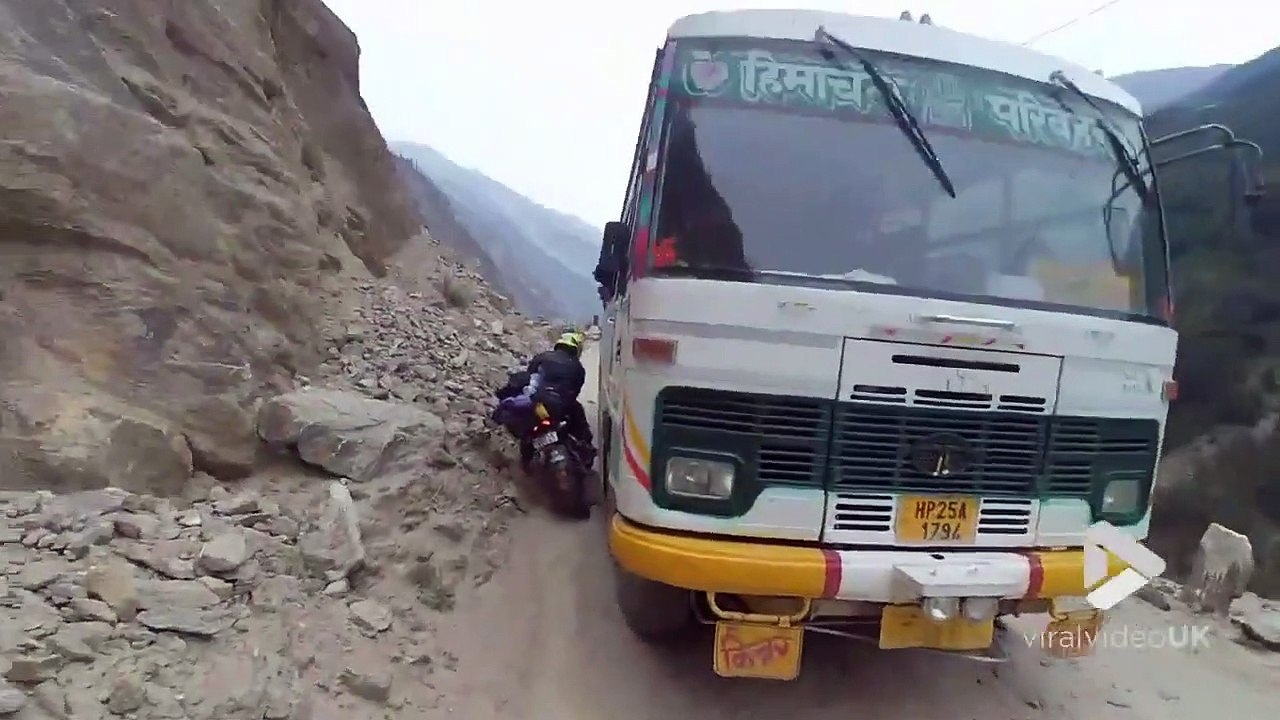 Quand tu croises un bus sur une route dans l'Himalaya...