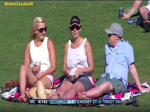 Grillée par le cameraman alors qu'elle mime un truc très bizarre... FLAG