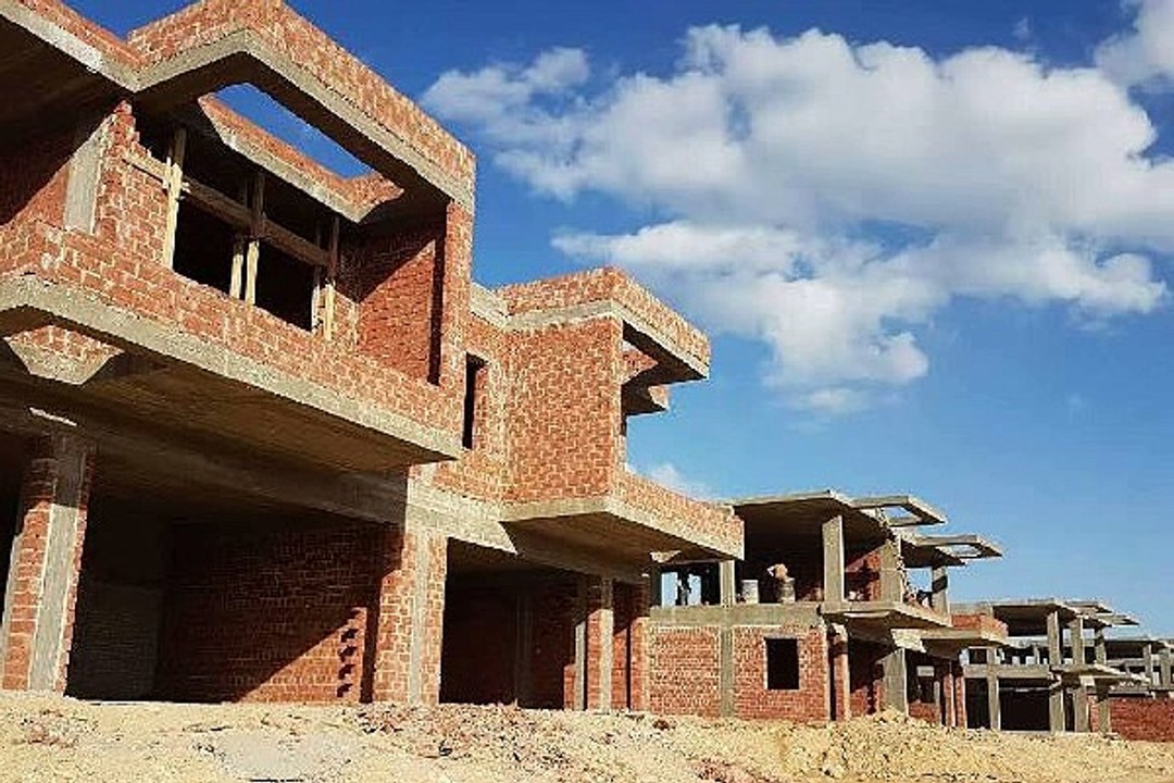 فيلا مستقلة مطلة على البحيرات فى ازها العين السخنة للبيع