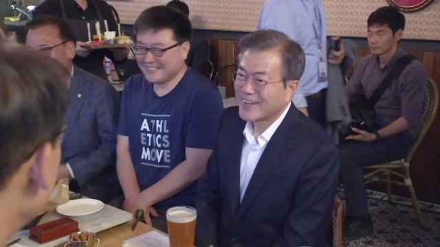 문 대통령, 광화문 호프집 깜짝 방문... 구조 개혁 결국 사회 전체 도움 / YTN