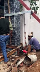 Farmer creatively moves the gates of the house