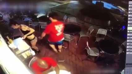 [이브닝] "어딜 만져!" 추행男 패대기 친 종업원 / YTN