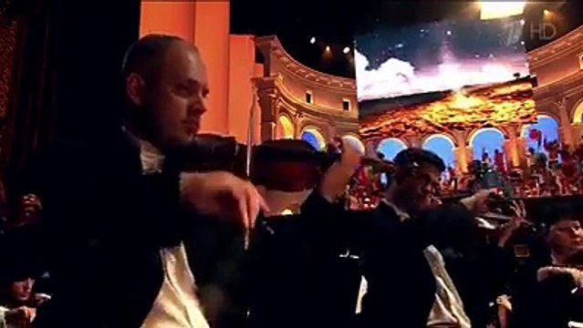 Le Camerounais Jacques Greg Belobo en Russie la veille de la finale de la coupe du monde, bal organisé à l'occasion de la finale de la coupe du monde devant le