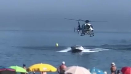 Un narcotrafiquant poursuivi par un hélicoptère de la police débarque en bateau sur une plage