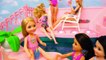 Chelsea no sabe nadar en la piscina de Barbie   Muñecas y juguetes con Andre para niñas y niños