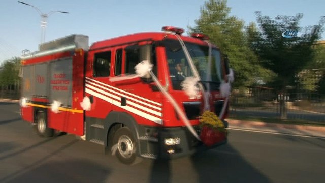 İtfaiye erinin gelin arabası itfaiye aracı oldu