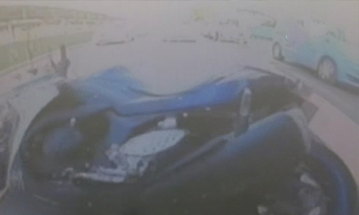 Motosiklet kazası kamerada, sürücü ölümden döndü