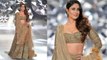 Kareena Kapoor ने  India Couture Fashion Week पर पहना 30 kg का Golden लहंगा | Boldsky