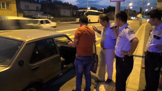 Otomobile giren yılana biber gazlı müdahale