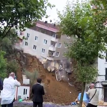 این ساختمان چهار منزله در شهر استانبول ترکیه، روز سه شنبه پس از آن واژگون شد که بارش های اخیر و لغزش زمین، تهداب آن را سست ساخته بود. پولیس پیش از پیش این ساختم