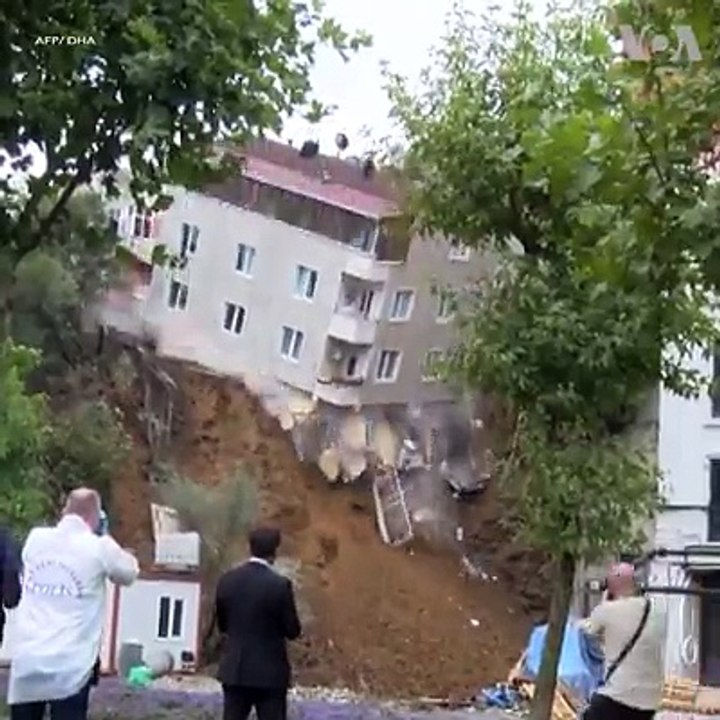 این ساختمان چهار منزله در شهر استانبول ترکیه، روز سه شنبه پس از آن واژگون شد که بارش های اخیر و لغزش زمین، تهداب آن را سست ساخته بود. پولیس پیش از پیش این ساختم