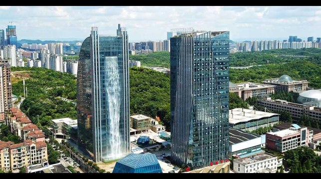 En Chine, un gratte-ciel improbable avec une cascade intégrée