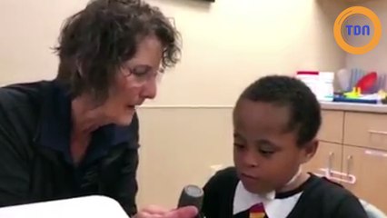 Un enfant parle pour la première fois grâce à un électrolarynx  !