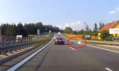 Süratli giden motosikletli metrelerce sürüklendi