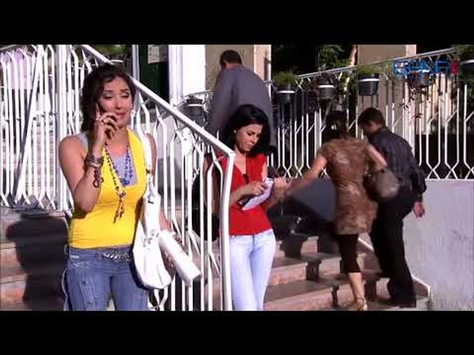 سميحة نسيت بطاقة الجامعة وعم تترجى ليلى تساعدها -  كندا حنا  - نسرين طافش - صبايا -  الموسم الاول