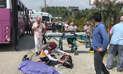 Halk otobüsü TIR'a çarptı : 1 ölü, çok sayıda yaralı