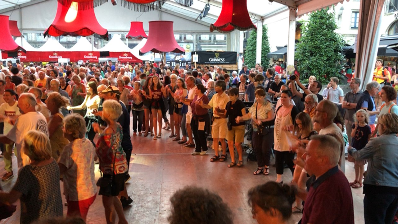 Fest-noz au festival de Cornouaille