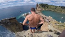 Профессиональный прыжок со скалы в воду)
