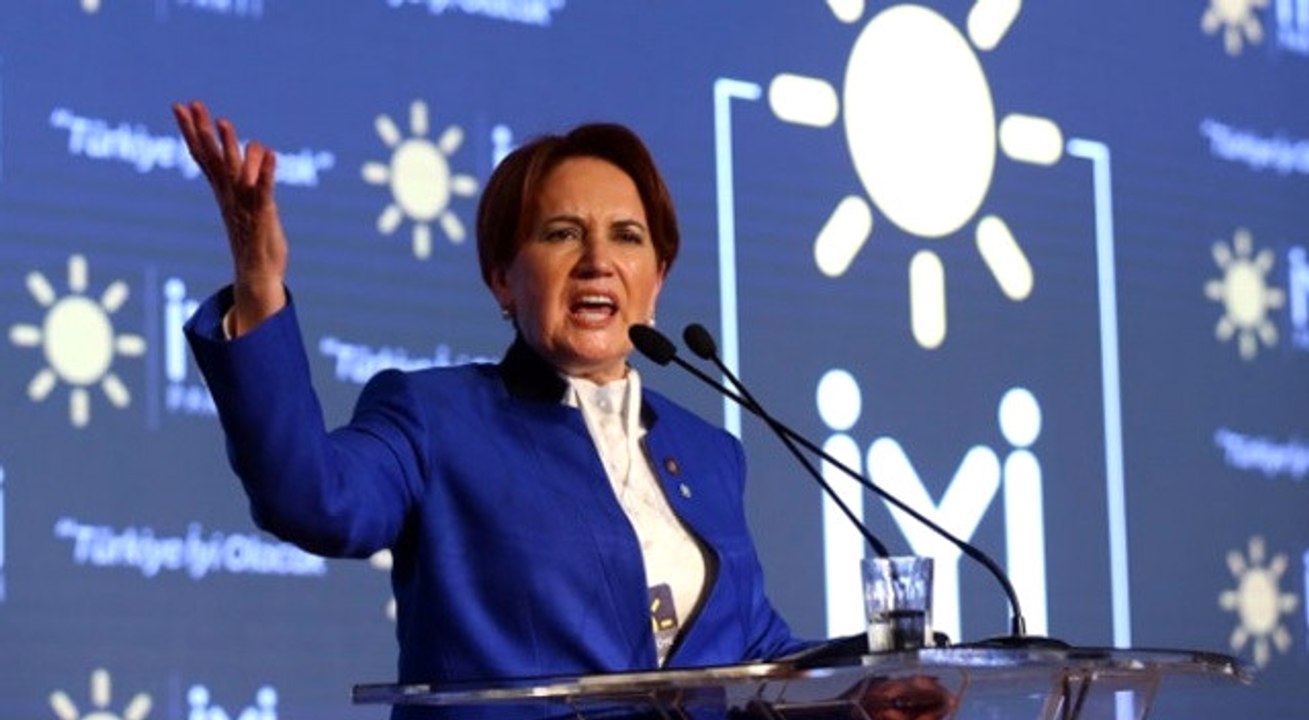 Meral Akşener Evinin Önünde Bekleyen Partililere Seslendi: Pazartesi Genel Merkezde Olacağım