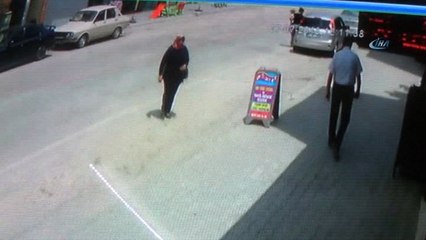 Otomobil küçük çocuğa böyle çarptı