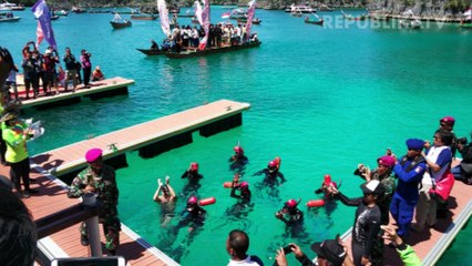 Obor Asian Games Menyusuri Keindahan Bawah Laut Raja Ampat