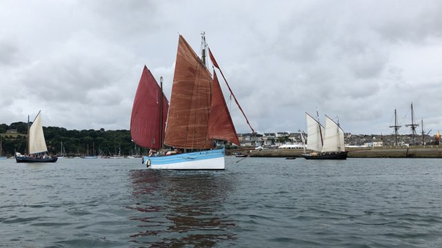Temps fête à Douarnenez. Le Biche hisse les voiles