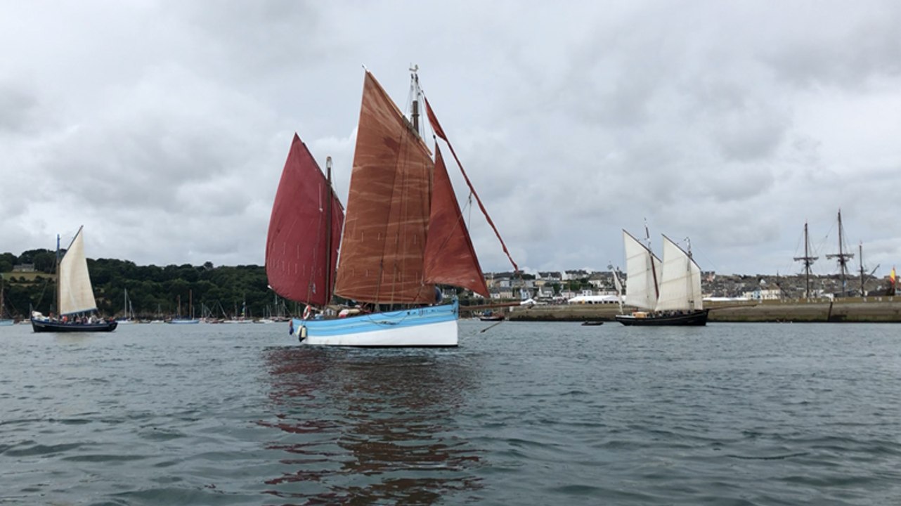 Temps fête à Douarnenez. Le Biche hisse les voiles