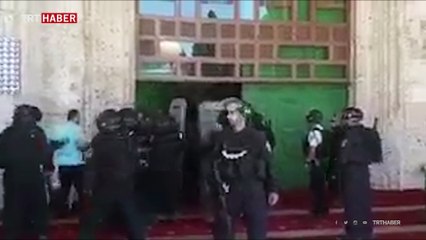 İsrail polisi Mescid-i Aksa'daki cemaate ses bombaları ile saldırdı