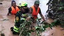 فيديو لطفل يبكي بعد إنقاذه من المياه يظهر الوضع المأسوي جراء فيضانات لاوس
