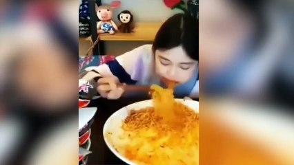 رجل تناول البطيخ في 1 ثانيه … هل تستطيع ان تفعلها