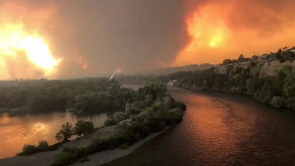 Скачать видео: Waldbrände bedrohen 95.000-Einwohner-Stadt in Nordkalifornien