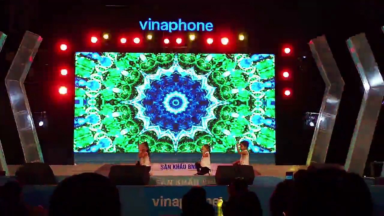 exciting performances of three Vietnamese dancers