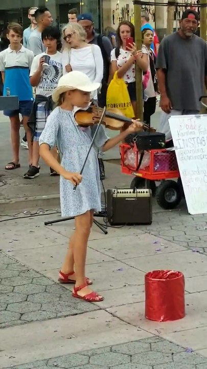 Une jeune fille joue du violon comme personne