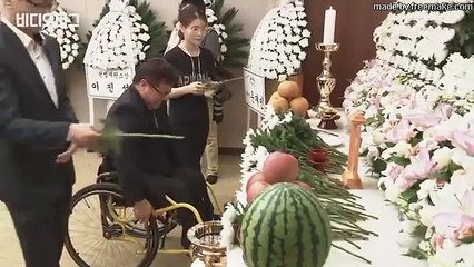 유시민 작가 오열…故 노회찬 빈소 조문객 발길 이어져 비디오머그