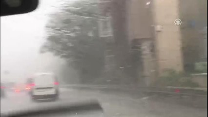 Kentin Avrupa Yakası'nda Gök Gürültülü Sağanak Trafiği Etkiledi