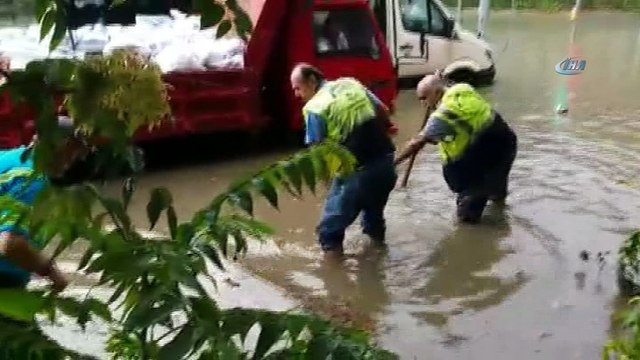 Gaziosmanpaşa'da yollar göle döndü, araçlar suya gömüldü