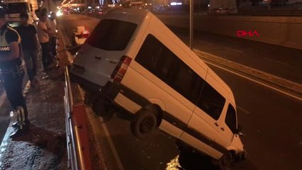Diyarbakır El Freni Çekilmeyen Minibüs, Alt Geçide Düştü Hd